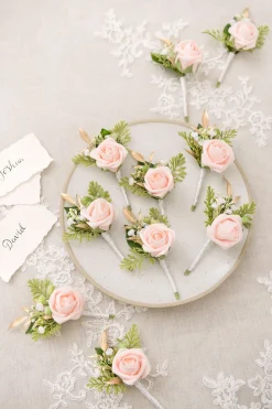 Boutonnieres for Guests in Blush & Cream