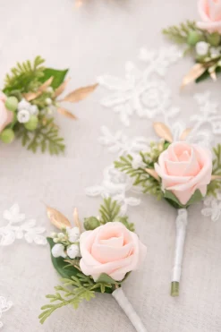 Boutonnieres for Guests in Blush & Cream
