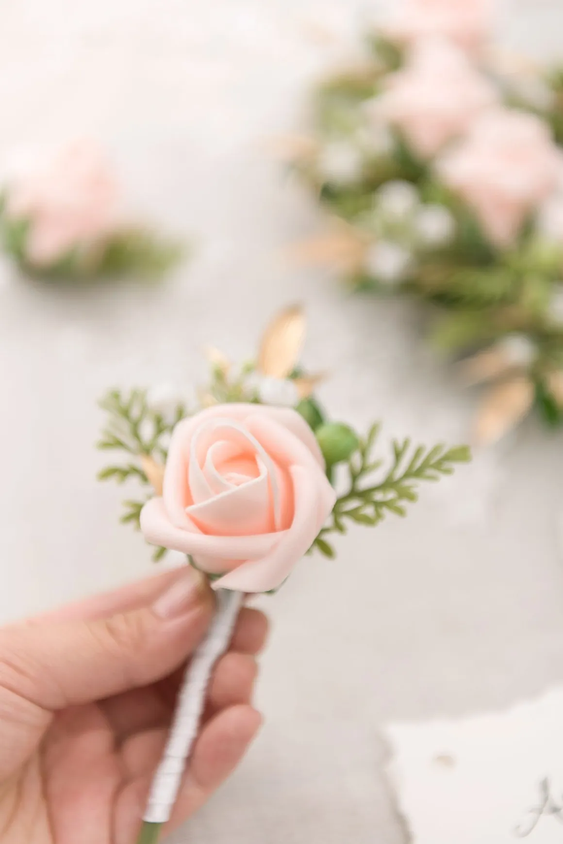 Boutonnieres for Guests in Blush & Cream