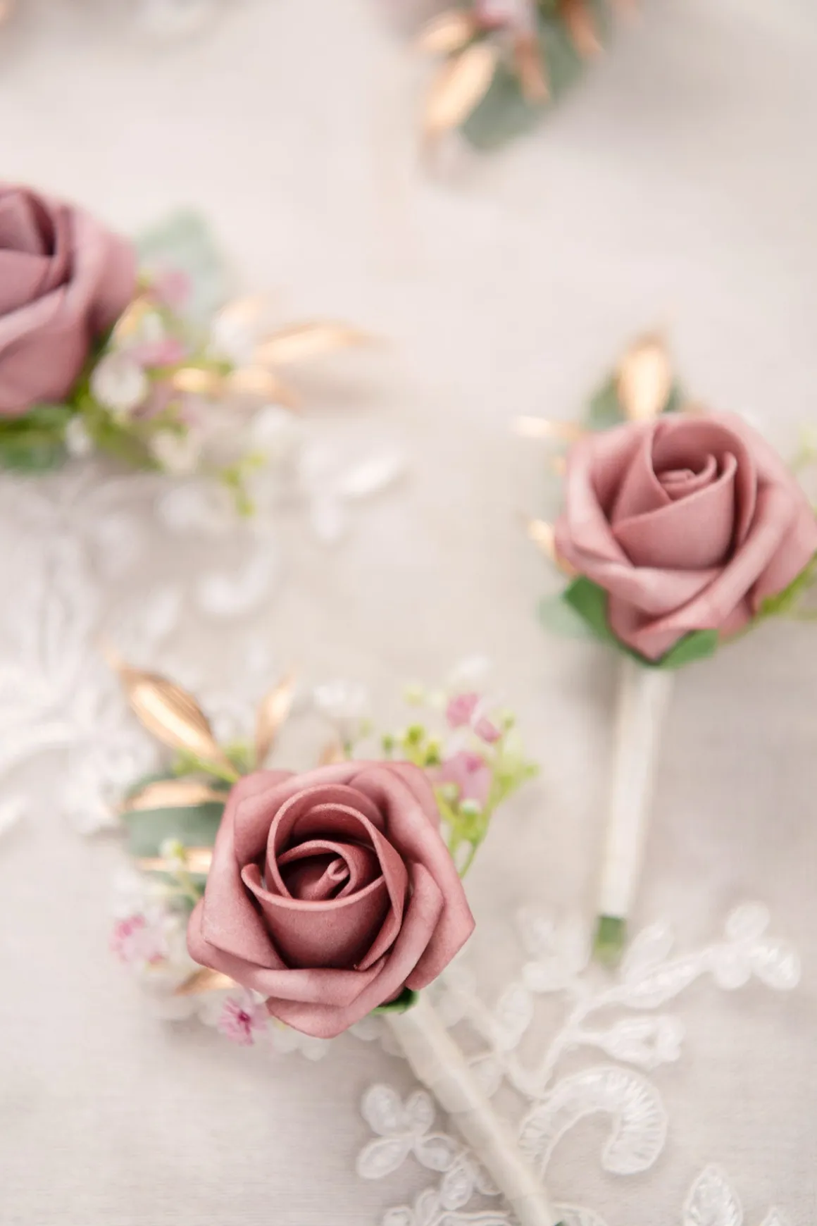 Boutonnieres for Guests in Dusty Rose & Cream