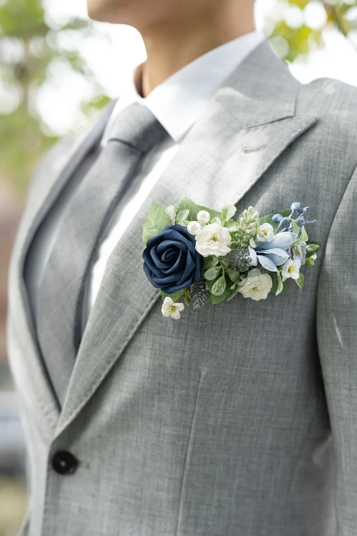 Boutonnieres in Noble Navy Blue