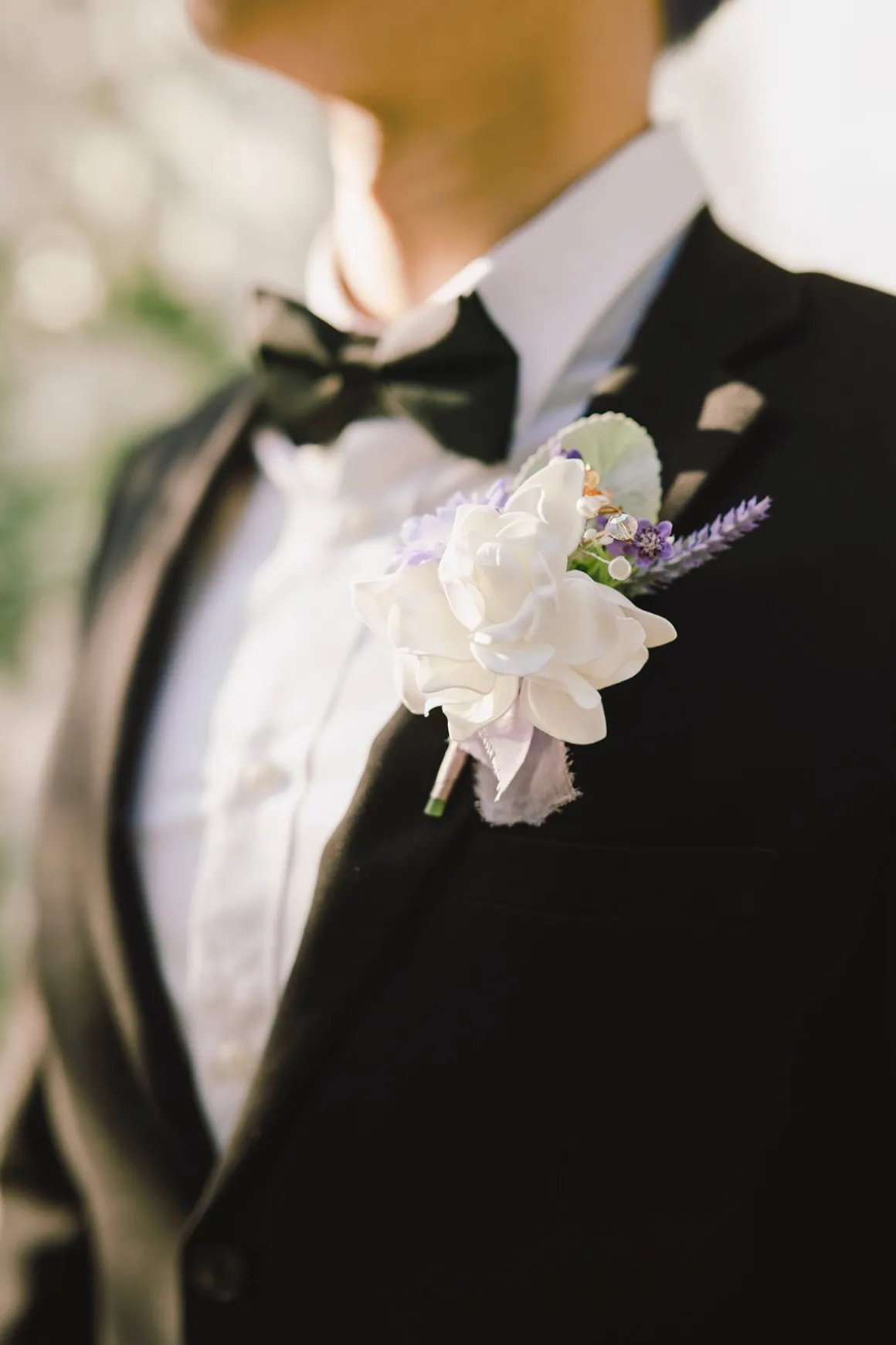 Boutonnieres in 1 White +5 Lilac (Set of 6)